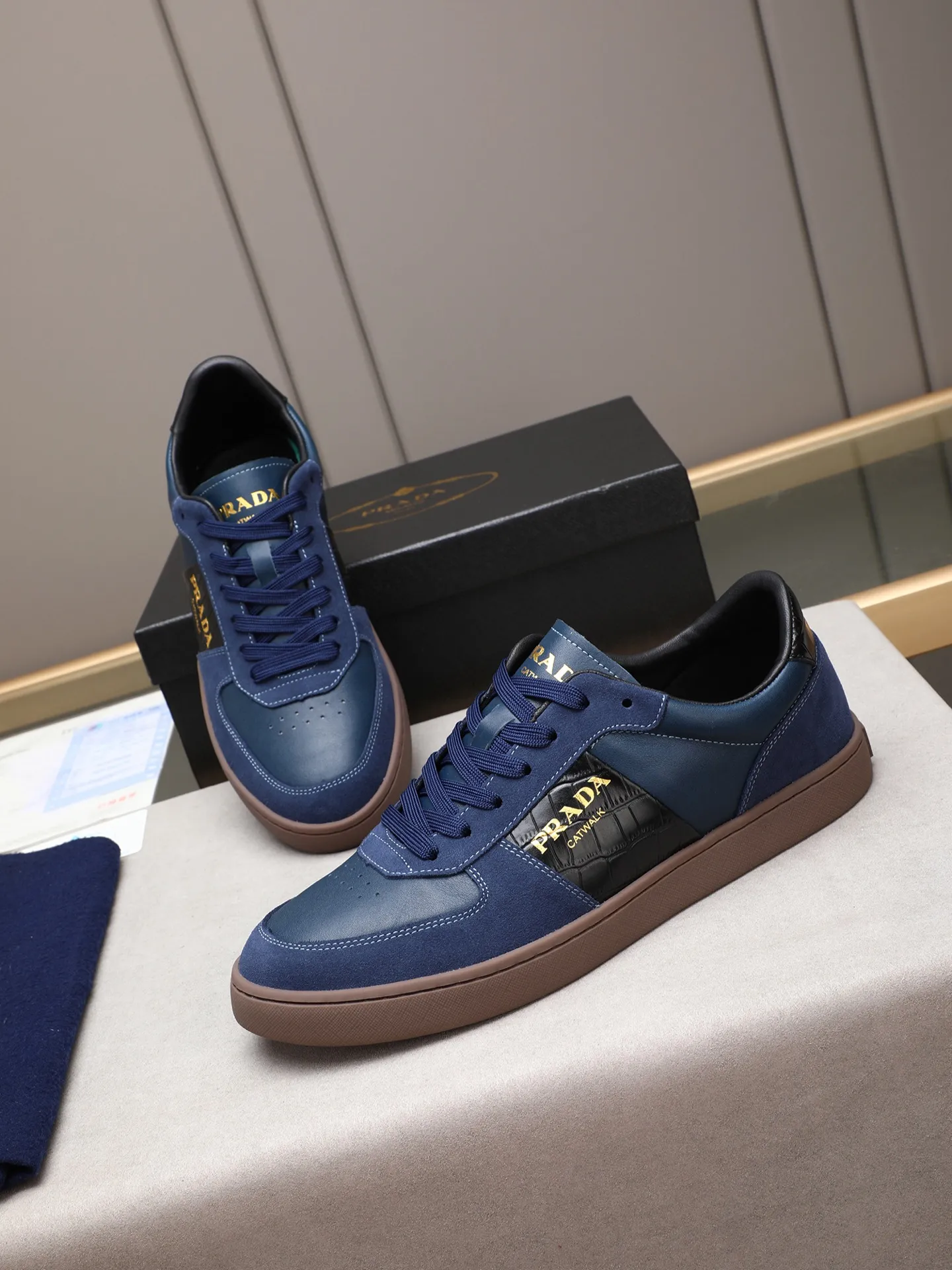 Men's shoes💰420💰 Brand: PRADA (Prada) Standard code: Men's code 38–44 (45 can be customized) Material: Original cowhide, breathable sheep lining Special outsole Style category: Men's fashionable casual sneakers Low-key luxury! Color: actual picture color